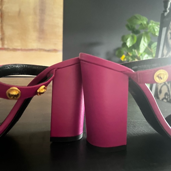 Brand New Never Worn Authentic Versace  Pink Leather Studded Accents T-strap. - Picture 3 of 8